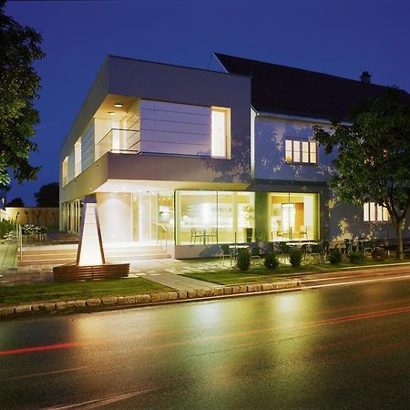 Hotel & Konditorei May Neufeld an der Leitha Bagian luar foto