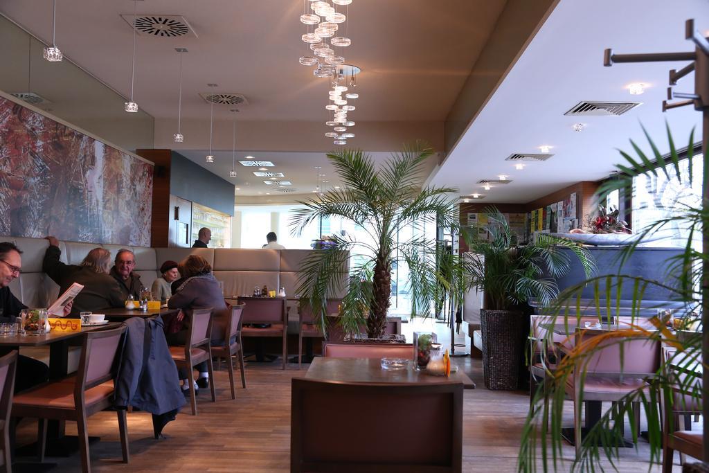 Hotel & Konditorei May Neufeld an der Leitha Bagian luar foto