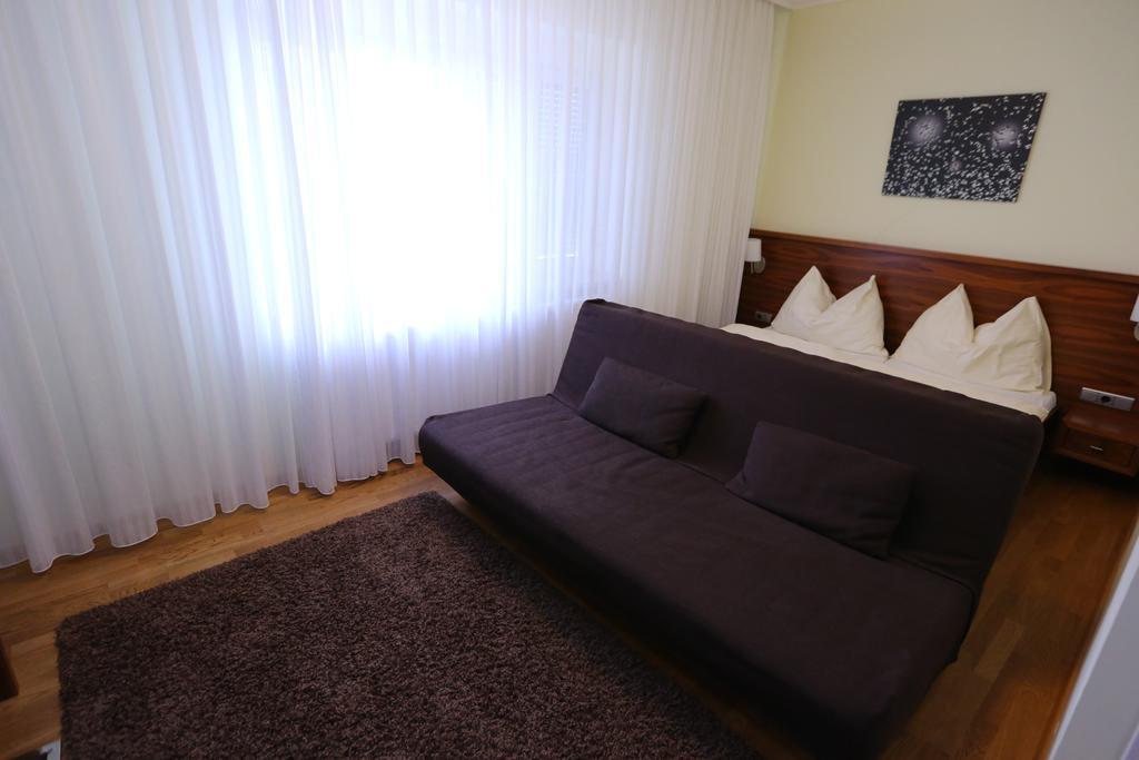 Hotel & Konditorei May Neufeld an der Leitha Bagian luar foto