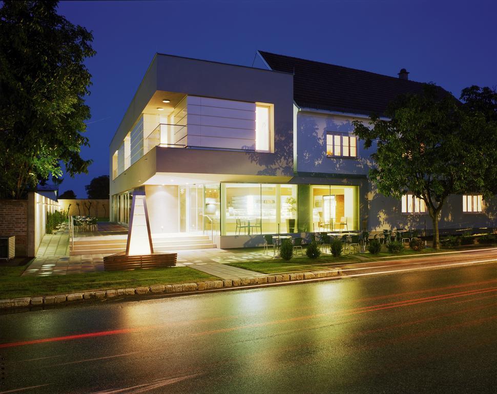 Hotel & Konditorei May Neufeld an der Leitha Bagian luar foto